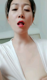 大奶子是假的！义乳 早期黄播视频