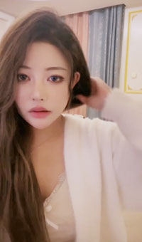 骚货御姐拥有超高的颜值，站起身子揉搓着白乳呻吟