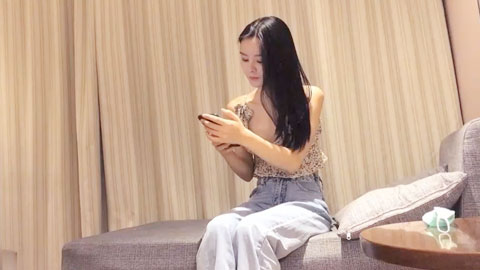 迷妹推荐--高挑大长腿低胸衣小姐姐约酒店坐在腿上揉捏肉体舌吻吸吮极品翘臀摩擦鸡巴硬邦邦吧叽猛力深入狠插