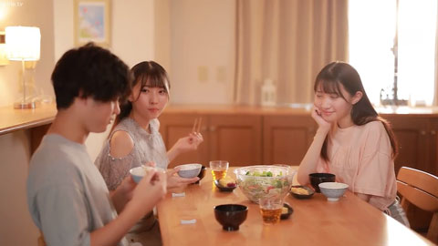 女朋友的双胞胎妹妹偷偷地允许性行为引诱我_001