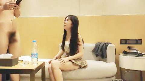 迷妹推荐--网约极骚外围美女，渴望的眼神想要舌吻，骑坐在身上互摸，跪地深喉口交，抱起来撞击屁股，猛操搞得浑身是汗