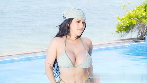 海边泳池激烈交合的少妇