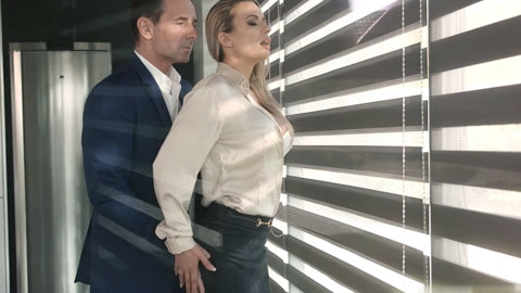 秘书一脸满足的离开老板的办公室