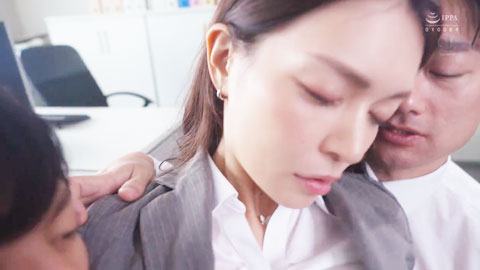 “我不能再喝了…”被逼着喝酒的女上司 毫无防备的连裤袜_002