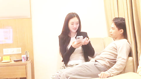 迷妹推荐--极品身材长发美女，激情啪啪_沙发完美视角