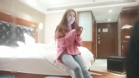 迷妹推荐--约宽松T恤小姐姐楚楚动人风情让人忍不住抱紧狠狠揉捏亲吻这丰腴肉感身材压上去啪啪用力撞击深入美味