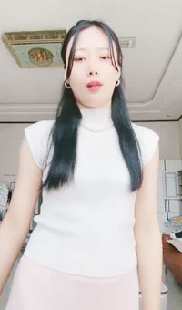 气质美少妇的诱惑！白天在家里无聊！搔首弄姿摆姿势，脱掉裙子揉骚穴，刚上午看片自慰过，爽的高潮了