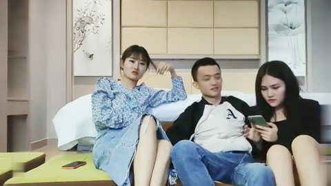 迷妹推荐--双飞大战，牛仔长裙美女浴室一起洗澡，三人互舔操完一个再换下一个