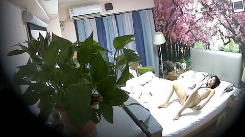 高质量情侣，硬了硬了硬了，小哥给大美女带来肉色丝袜穿上，美女趁小哥洗澡的空隙先自慰