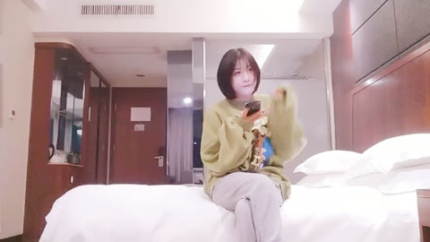 迷妹推荐--清纯短发学生妹,性感活泼趴在身上