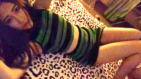 迷妹推荐--富二代小鲜肉和超高颜值标致的网红脸女友做爱自拍，虽然光线不好 但还是能看得出妹子长得很美 身材特别棒，娇滴滴地叫床