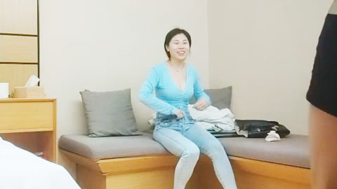 迷妹推荐--年轻少妇，会舔，会撩说我好想要，我想尿尿了下面太痛了，身材娇小69操鸡舔逼，被小哥大鸡吧狠狠爆插操的受不了