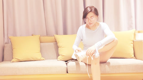 迷妹推荐--性感花臂纹身眼镜妹子，诱人身材甜奶口交上位骑坐猛操