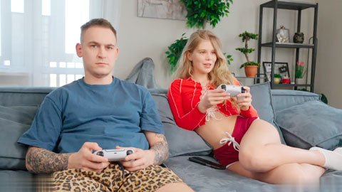 同学在玩游戏和玩我之间选择了玩我