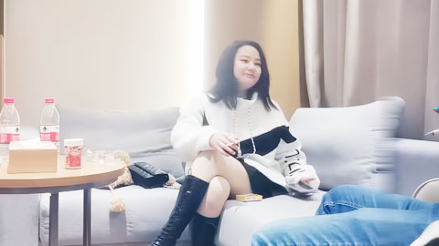 迷妹推荐--圆圆脸婴儿肥妹，口交服务一流，啊啊浪叫不停，十分钟就把小胖搞射了