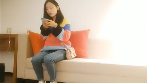 迷妹推荐--清秀白领小姐姐背着男友赚外快约到酒店没想到脱光光身材出乎意料的丰腴给力鸡巴硬骑乘套弄揉大奶