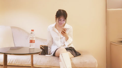 迷妹推荐--高颜值白衣妹子，调情骑在身上互摸床边侧入后入猛操，搞到高潮呻吟娇喘