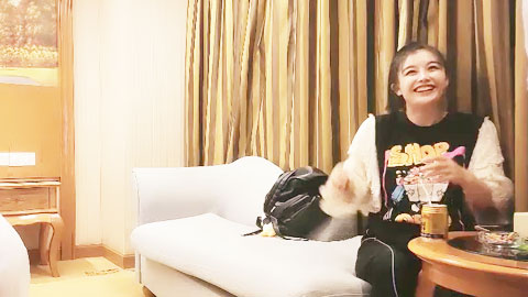 迷妹推荐--五官非常精致甜妹小姐姐，半脱下裤子舌吻调情，特写手指摩擦扣穴