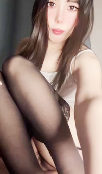 精致妆容高潮脸掰开骚穴对着屏幕让你看自慰流出满满淫水。