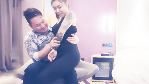 迷妹推荐--花臂纹身妹子，骑乘抽插猛操呻吟娇喘