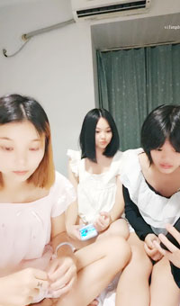 3个小学妹下海首秀_超级嫩刚从学校跑出来