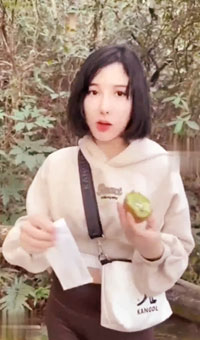 户外爬山被男子强迫做羞耻的事情爆乳妹穿着瑜伽裤爬山被强制猥亵得逞