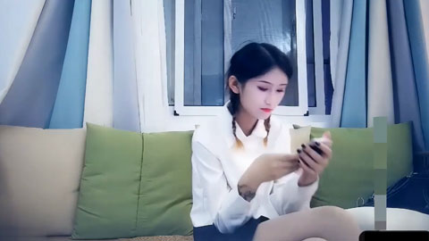 迷妹推荐--长相清纯扎着两个辫子萌妹啪啪