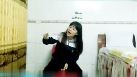 迷妹推荐--老夫老妻在家还有性爱椅，椅子床上愣是搞了50分钟。惊呆了，贵在真实