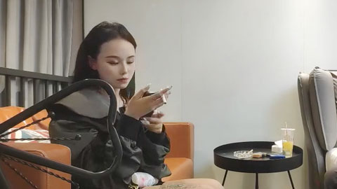 迷妹推荐--3000高价约操花臂外围女神,性感小吊带,骑在身上调调情