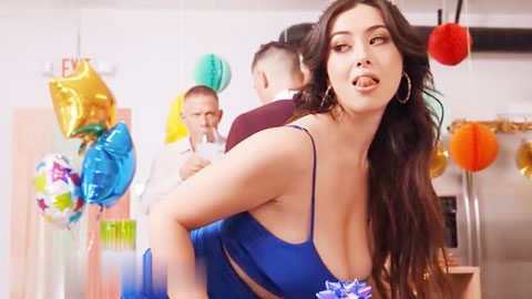 在她趴在男友的兄弟之前向他展示了她的乳房