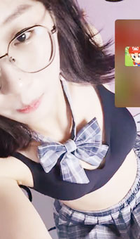 身材白皙的妹子带着蝴蝶结的小装饰增加情调