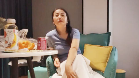 迷妹推荐--经验丰富人妻下海 很会诱惑人 跪着深喉插嘴 侧入爆插小穴 主动骑乘猛坐