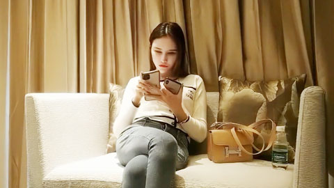 迷妹推荐--大长腿牛仔裤高冷妹子啪啪，口交舔弄开操被女的发现翻车