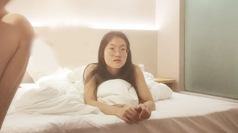 迷妹推荐--约操良家眼镜妹，穿上黑丝再干一炮，抓起大屌舔，骑乘姿势打桩机