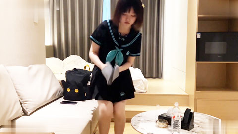 迷妹推荐--还在上学的JK学生妹，妹妹皮肤白皙光滑，白虎小穴，把她腿掰开狠狠的干她