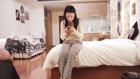 迷妹推荐--十八岁长相甜美的内蒙女孩_肌肤雪白软又嫩_各种姿势从床头操到床尾_爽到了称赞体力真棒