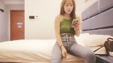 迷妹推荐--牛仔裤绿毛衣20岁小姐姐，迫不及待摸摸奶子，镜头前站立后入娇喘好听