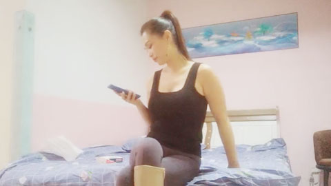 迷妹推荐--170CM高马尾高冷美艳御姐，美乳翘臀紧身裤，扒掉裤子摸穴，张开双腿猛操，骑乘呻吟一脸享受