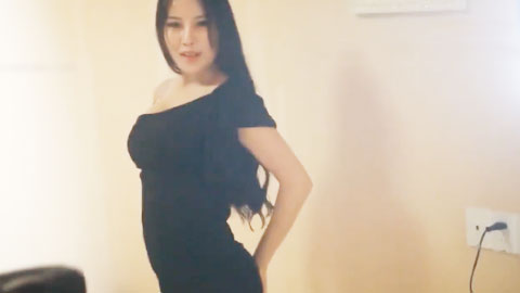 迷妹推荐--性感美模酒店大尺度私拍