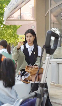 偷拍大师尾随偷拍几个美女裙底风光 JK小姐姐尿湿了屁股