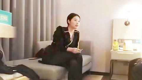 迷妹推荐--肌肉猛男酒店约操腼腆御姐,抽根事前烟再操