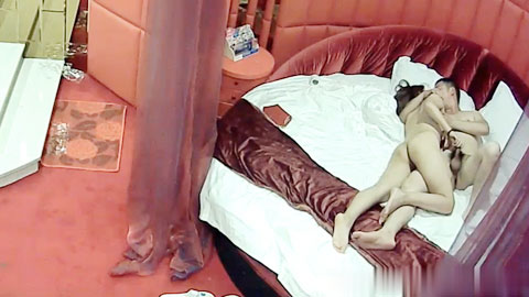 迷妹推荐--监控偷拍白白嫩嫩的美少妇和情人先玩69再操B