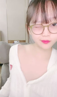 眼镜清纯美少女桃子！手指扣穴拍打水声哗哗，娇喘呻吟超诱人