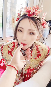 兔兔要嫁人了，穿着嫁衣来报答干爹多年的培养之恩，让干爹做她的第一个新郎