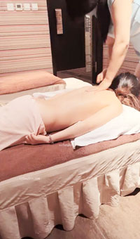 正规按摩店~塞跳蛋自慰~全裸拔罐~口鸡~精油spa~