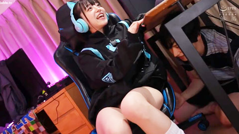 一个淫荡的宅男游戏玩家妹妹，让你在玩游戏时自由地操她。小岛芳子_002