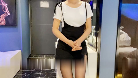 迷妹推荐--她说想让男人摸她咪咪，黑丝肥臀被艹的好几次高潮