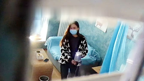 迷妹推荐--酒店摄像头新台解密偷拍_绿帽男带媳妇和网友激情3p轮插媳妇哭喊我不_