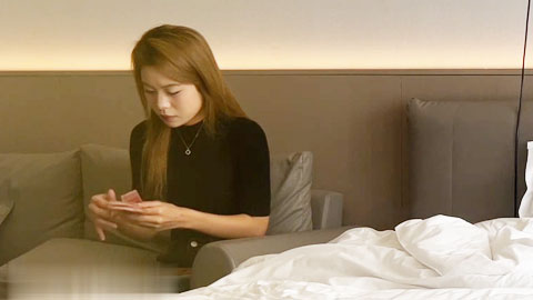 迷妹推荐--约了一个休学旅游的妹子，妹子刚破除很嫩，皮肤滑滑的后入一直说太大了很痛，操得流眼泪了