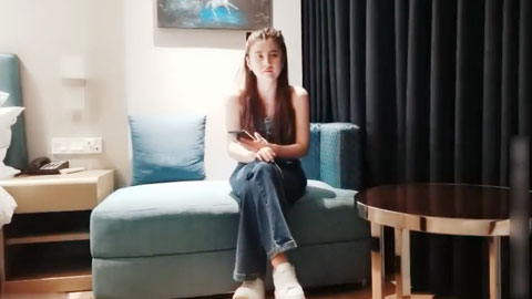 迷妹推荐--神似刘亦菲的可人甜美小美女太撩人了高挑大长腿穿着吊带衣搂在怀里爱抚玩弄销魂沸腾奋力抽送冲刺